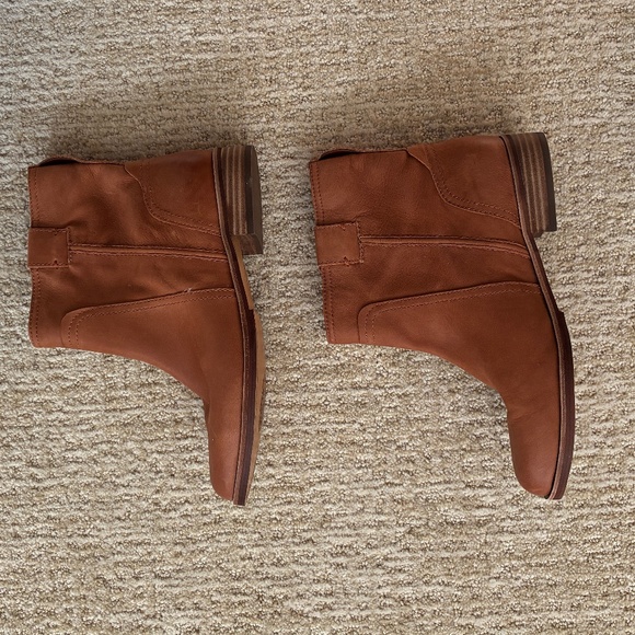 NWT Vince Camuto Ruty Leather Flat Ankle Boot Tan 9M - Picture 3 of 7